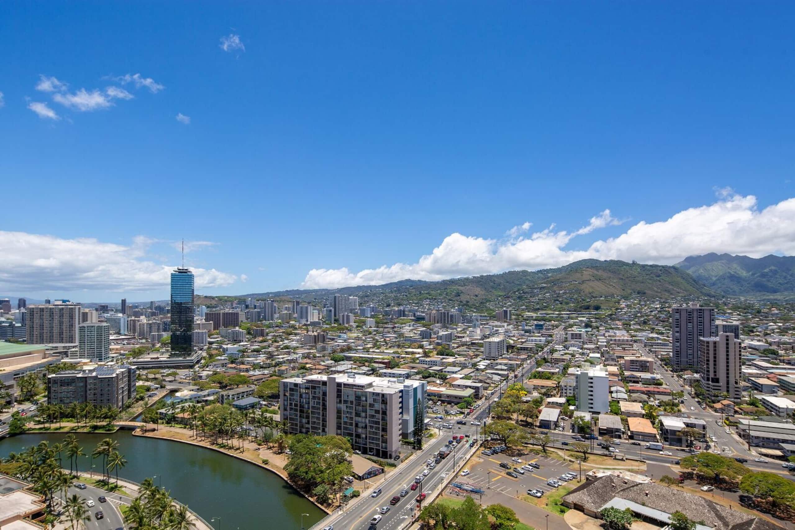 Condo in Honolulu · ★4.73 · Studio · 1 bed · 1 shared bath - Image 13
