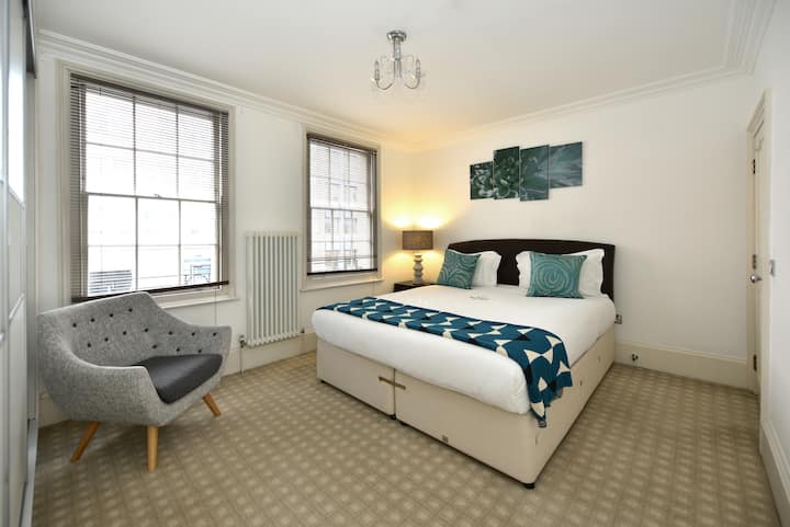 Neat Room in Victoria with Private Bathroom