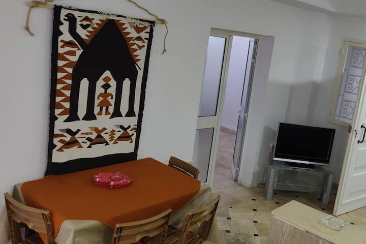 Stol za blagovaonicu - televizor