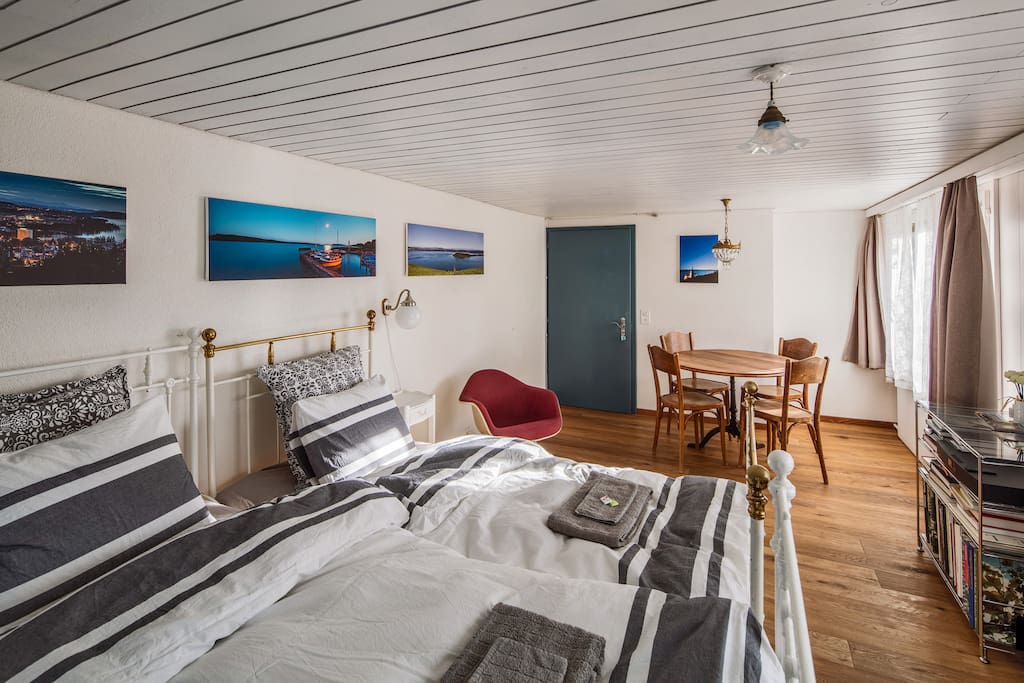 Room south with two single beds - Zimmer Süd mit zwei Einzelbetten
