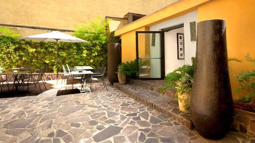 Coliseum Luxury Home Garden gallery image 2