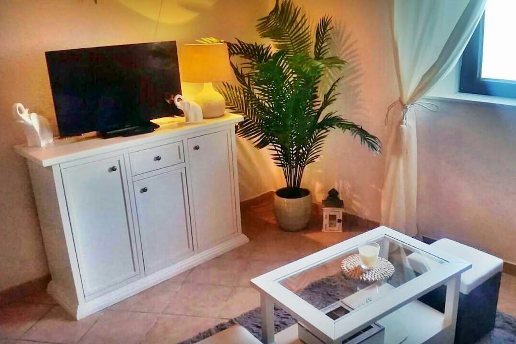 Living room with sea view and plasma tv