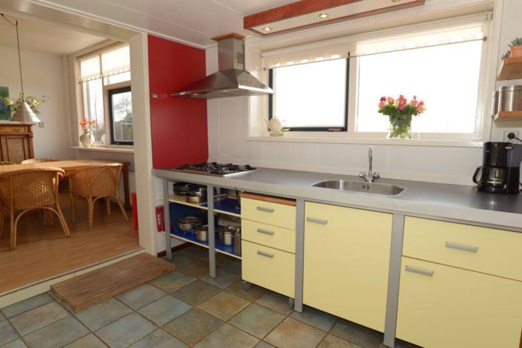 Een keuken met gasfornuis en oven en magnetron