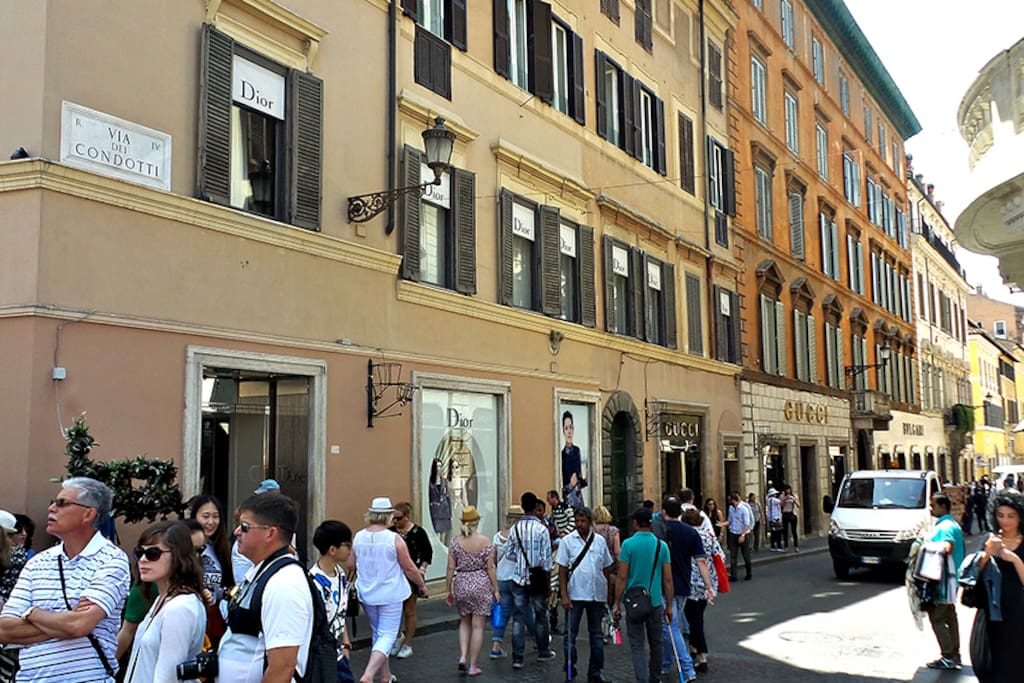 Passeggiata per le più famose vie dello shopping: Via del Corso, Via Condotti...