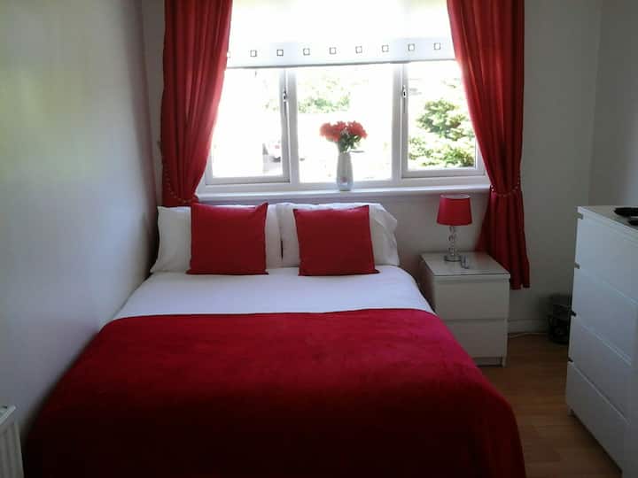 Comfortable double bedroom in semi detached house Houses for Rent in