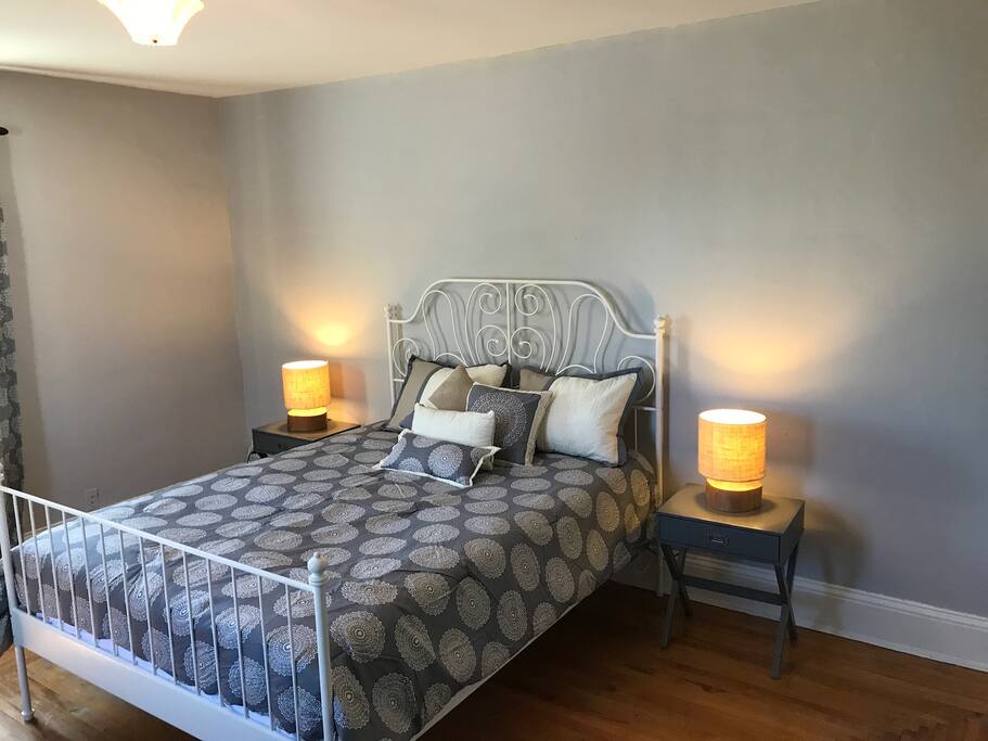 Private room Queen bed.