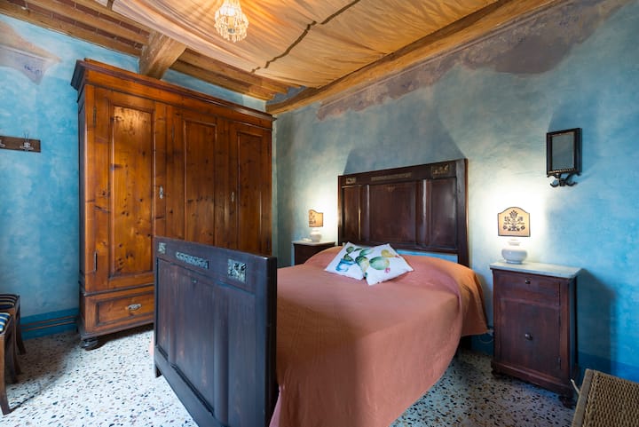 أول غرفة نوم مزدوجة في الطابق السفلي