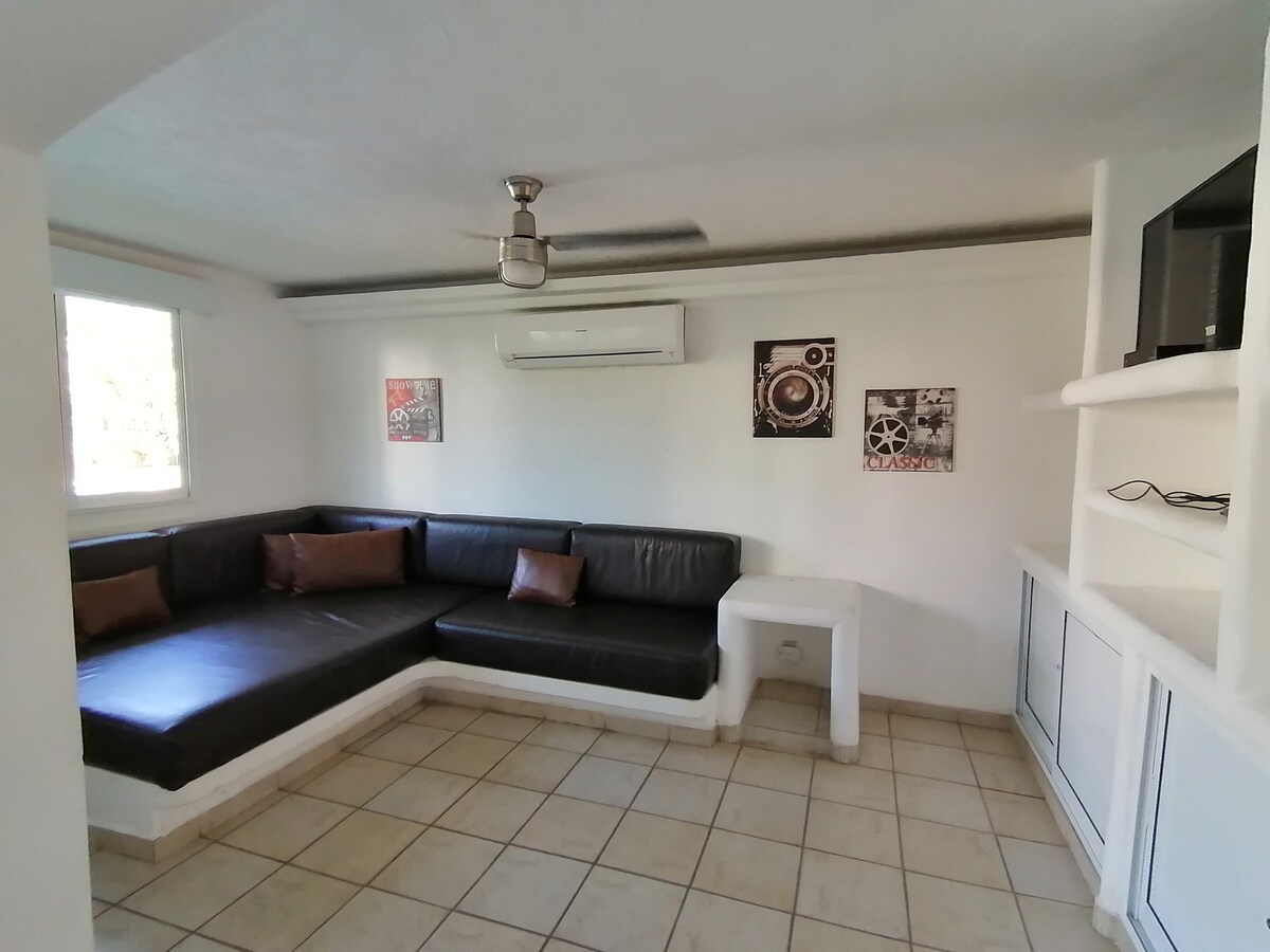 SALA-ESTUDIO-TRABAJO, BOCINA SONIDO, TV 80 CANALES, NETFLIX, BLIM, INTERNET ALTA VELOCIDAD, AIRE ACONDICIONADO, VENTILADOR TECHO, PERSIANAS BLACK OUT