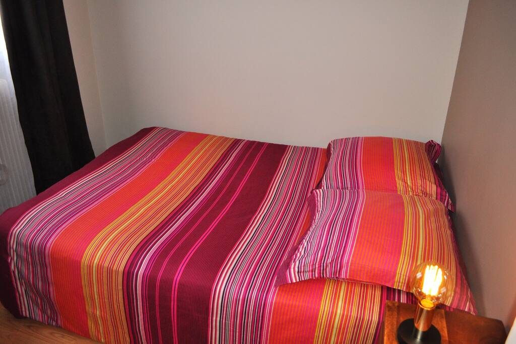 Chambre avec grande fenêtre sans vis-à-vis