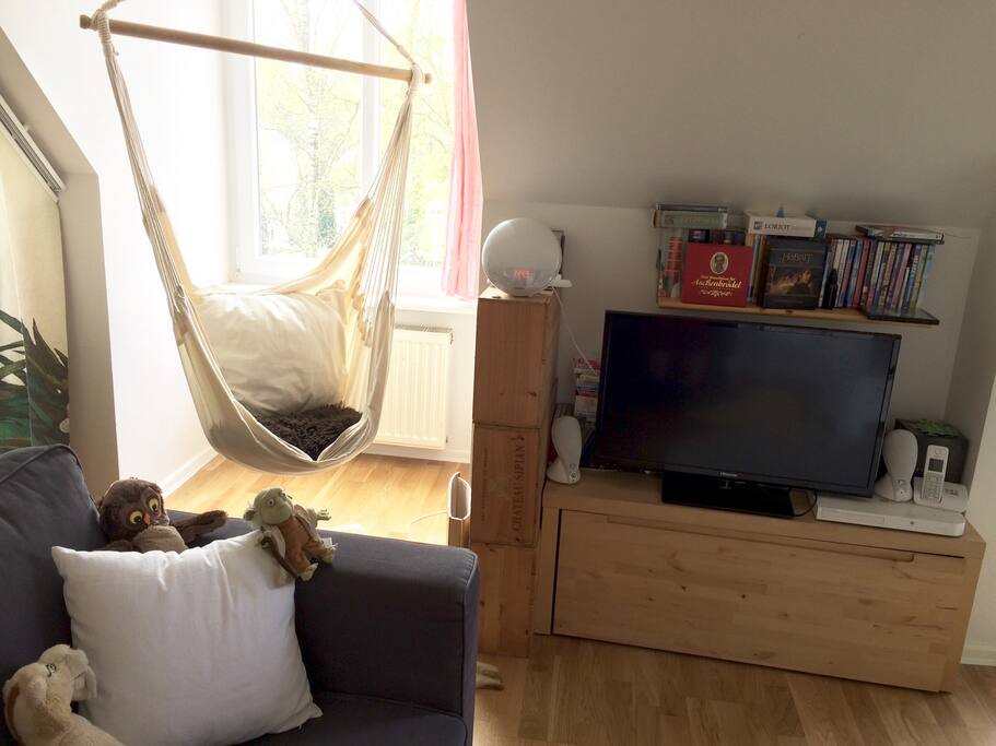 Wohnzimmer, Hängesessel und TV