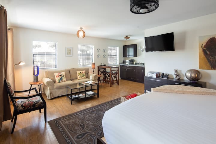 Bay Windows, Pool, Hot Tub, Tesla Charging And Breakfast W/ Pets - Wimberley, TX