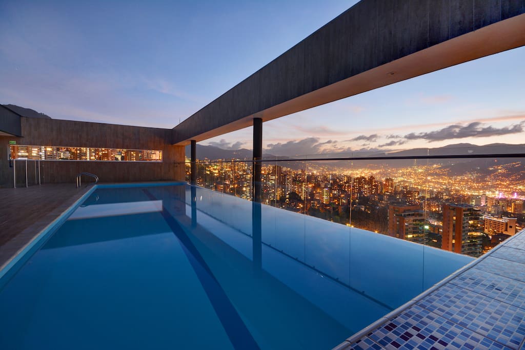 Roof top infinity Pool with Jacuzzi and Steam Sauna