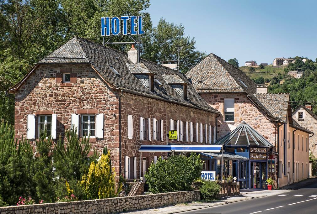 ancien relais de poste rénové; toute l'équipe de l'hôtel les 2 rives vous accueil dans ce lieu d'histoire sur les rives du Lot