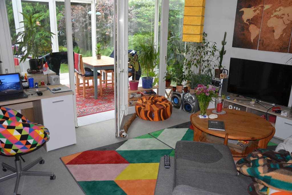 Helles Wohnzimmer mit schönem Wintergarten