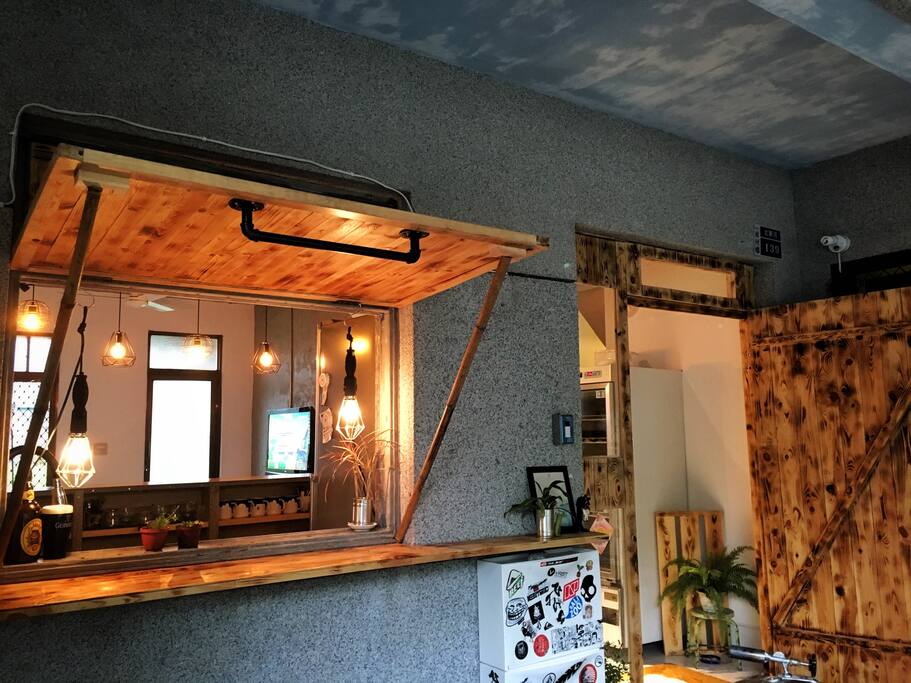 野孩子衝浪社Yeah Surf House 門口小吧檯