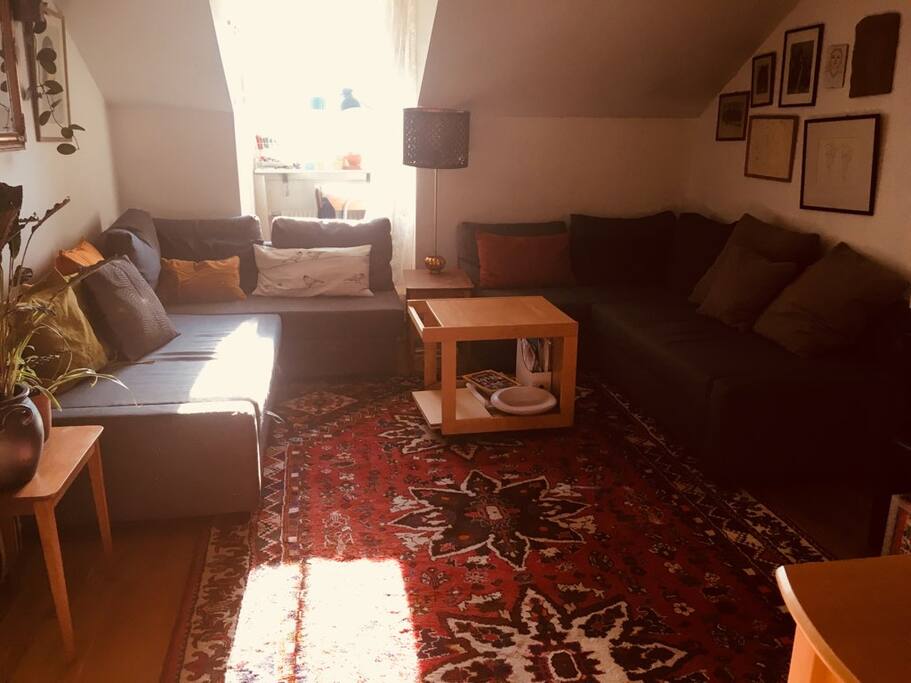 Vardagsrum, två hörnsoffor, tv, X-box, Cromecast. lådor med leksaker kan ställas fram.
