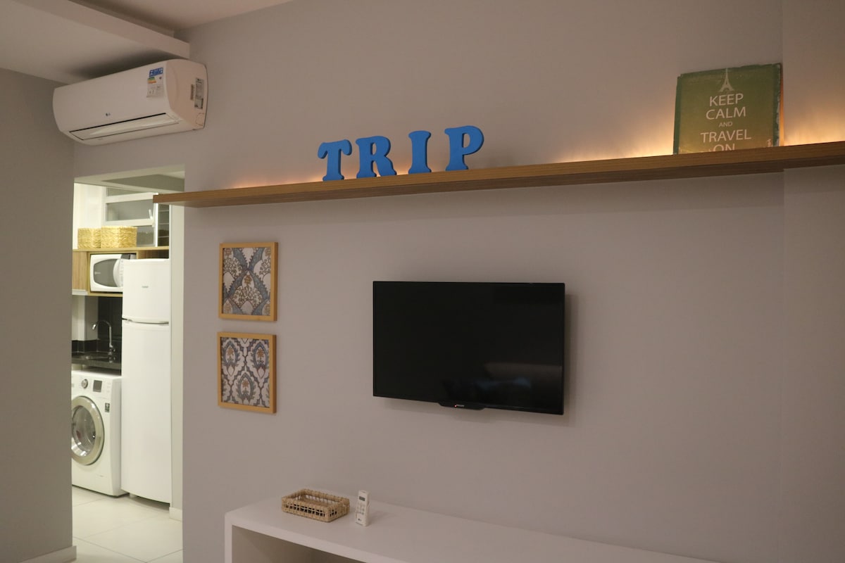 Woonkamer en keuken op de achtergrond