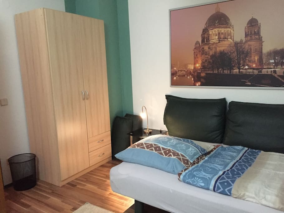 Die Couch kann zu einem breiten Bett umgebaut werden