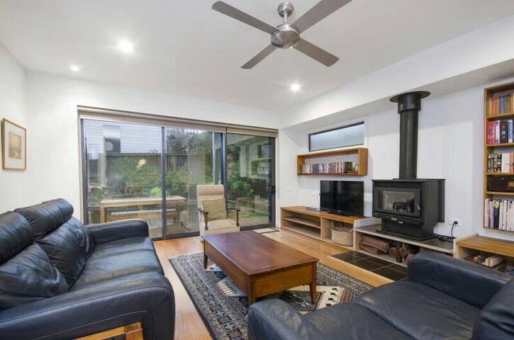 Modern 4 br house 150m beach/shops! gallery image 4