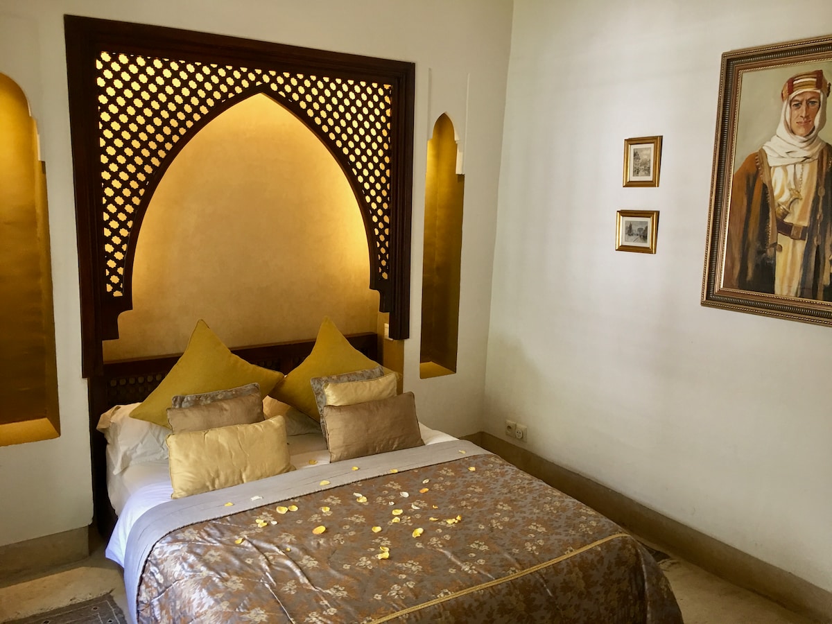 Patio élégant du riad avec des touches de design moderne et traditionnel marocain, espace de détente