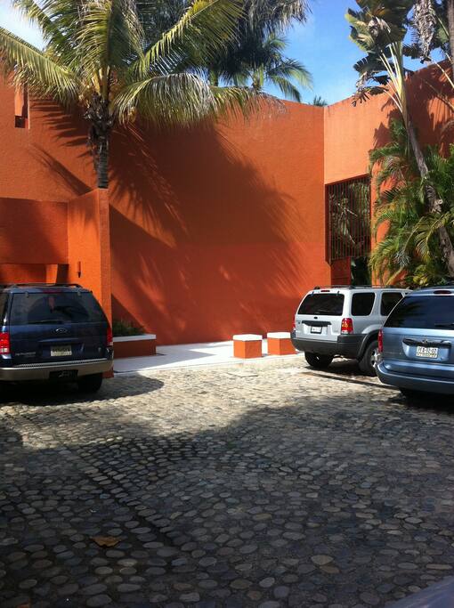 Estacionamiento y entrada