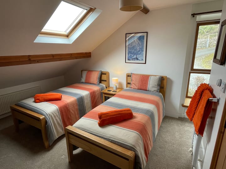 Აღმოსავლეთი ჰაილოფტი - ორადგილიანი ოთახი ორი ერთადგილიანი საწოლით. Მოამზადეთ საშხაპე ოთახი.