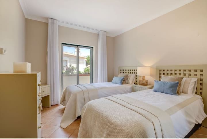 Chambre avec lits jumeaux,avec volets électriques