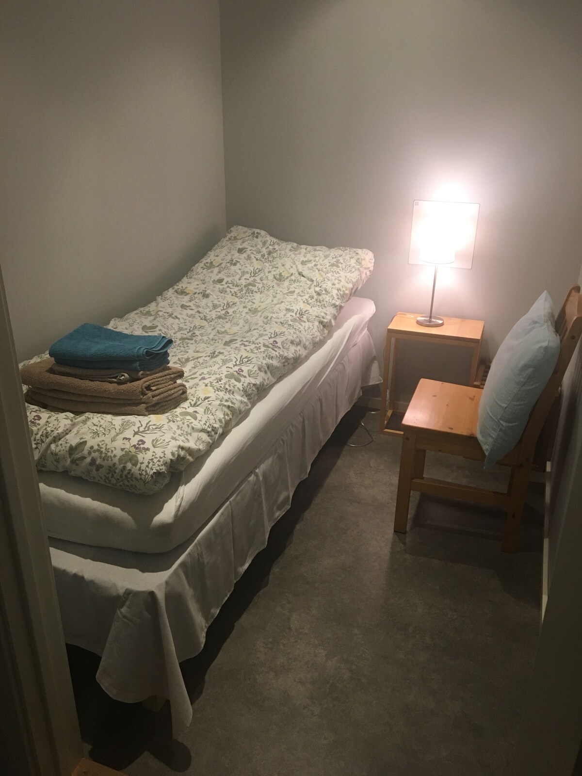 Третата спалня има едно единично легло. В тази стая няма прозорец. 