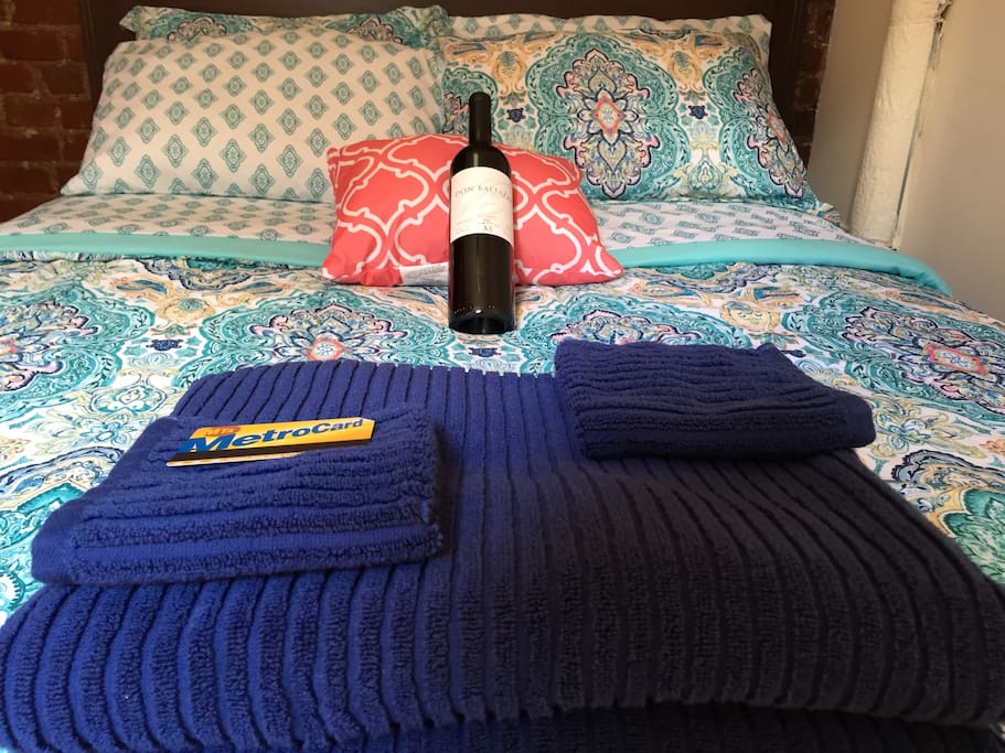Full size bed with Free UNLIMITED MTA TRAIN AND BUS CARD*. Bottle of wine included with Long Term Stays.