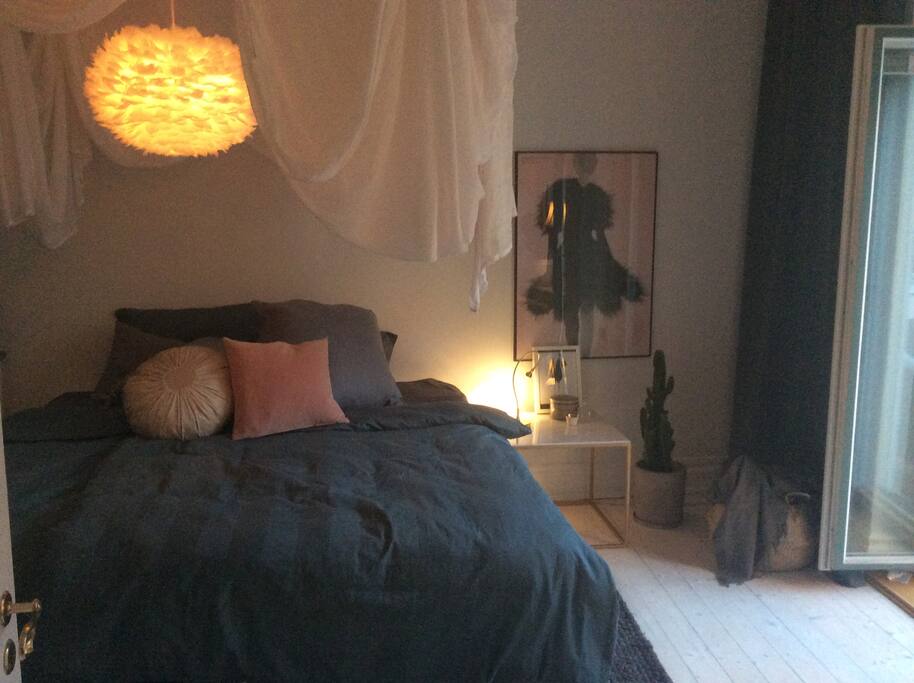 Sovrum med dubbelsäng