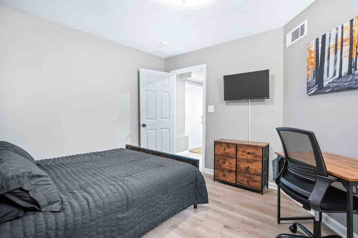Grande chambre, lit queen size en mousse à mémoire de forme de 8 pouces, commode, table de chevet, fenêtre, bureau avec chaise et grand placard, télévision connectée Roku de 32 pouces.