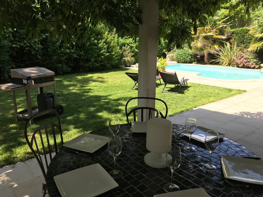 Espace repas sur terrasse, plancha