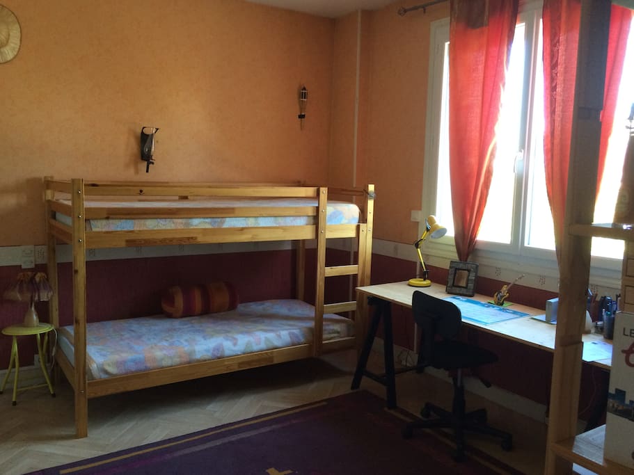 Chambre/bureau avec ses lits en 90 superposés