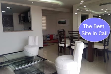 Habitación con cama queen en lujoso apartamento.