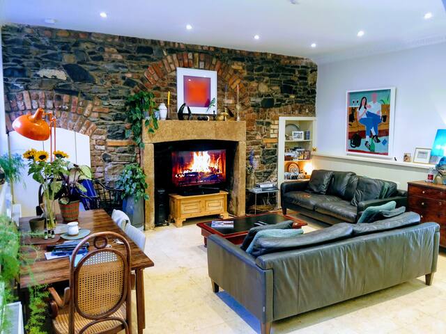 Stunning 2b Apt in Heritage Building w/SunnyPatio gallery image 2