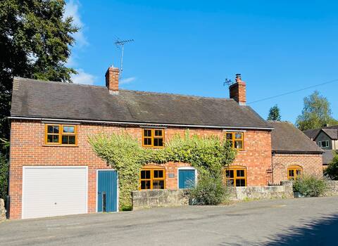 Luxury Village Cottage on doorstep of Alton Towers