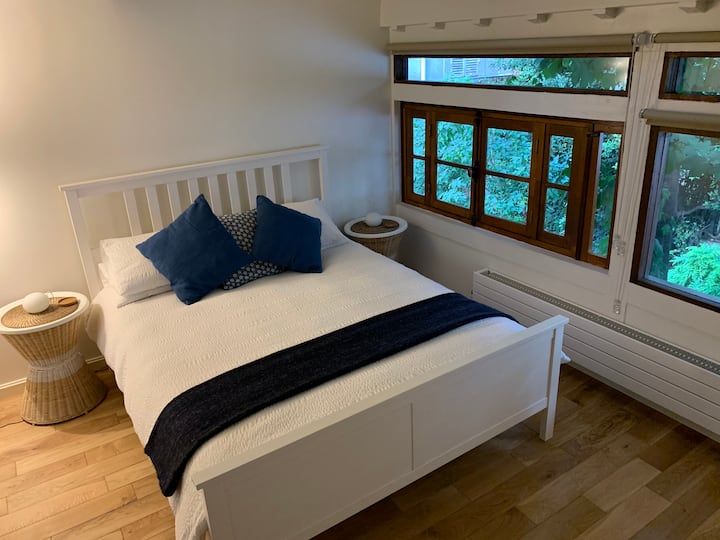 Kingsize Bedroom / Chambre kingsize