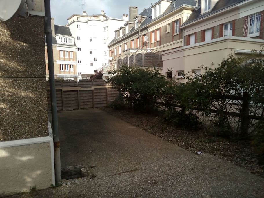 terrasse privée. devans y'a les voisins son super simpat