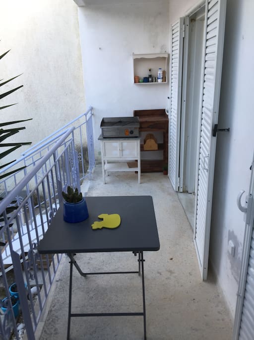 Balcon avec Plancha Electrique -Balcony with Plancha Electric