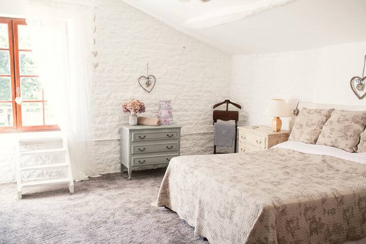 Მთავარი საძინებელი სუპერთასის ზომის საწოლით