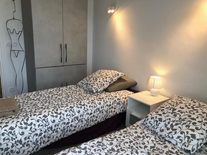 בחדר הזה יכולים  להיות מיטות כדי להציע קינגסייז 