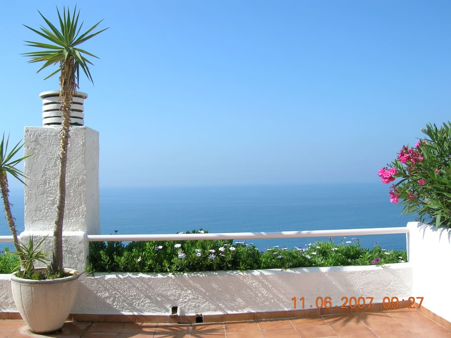 Tranquilidad y silencio observando el horizonte