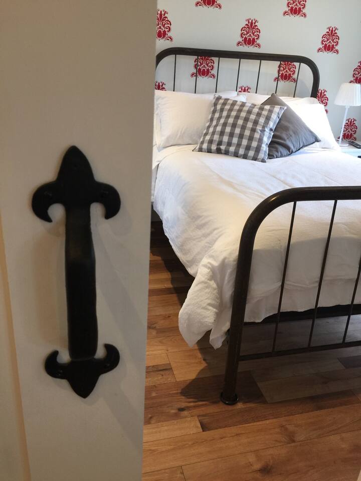 Cozy 1 Bed Den Vintage Chic Condo Iniums For In Antique Bed Frame And Super Comfy Mattress