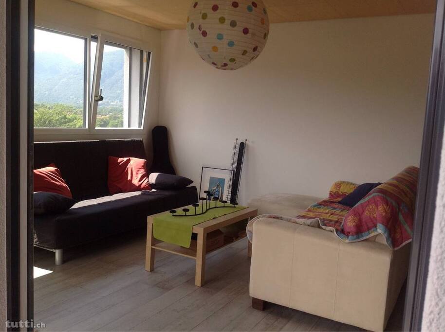 Wohnzimmer mit Bettsofa und Sofa