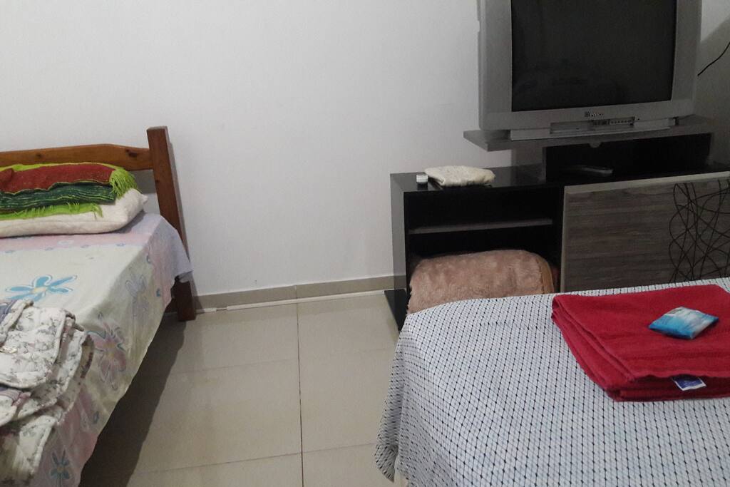 Casal com Ar + cama de solteiro wi-fi