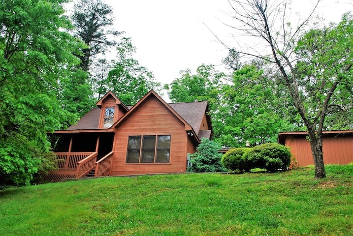 Pigeon Forge Cabin- Great Location! Hot Tub!