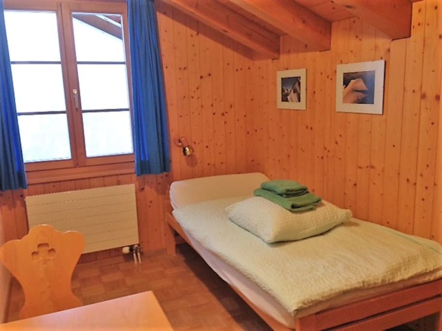 Single bedroom. Linen and towels are provided.