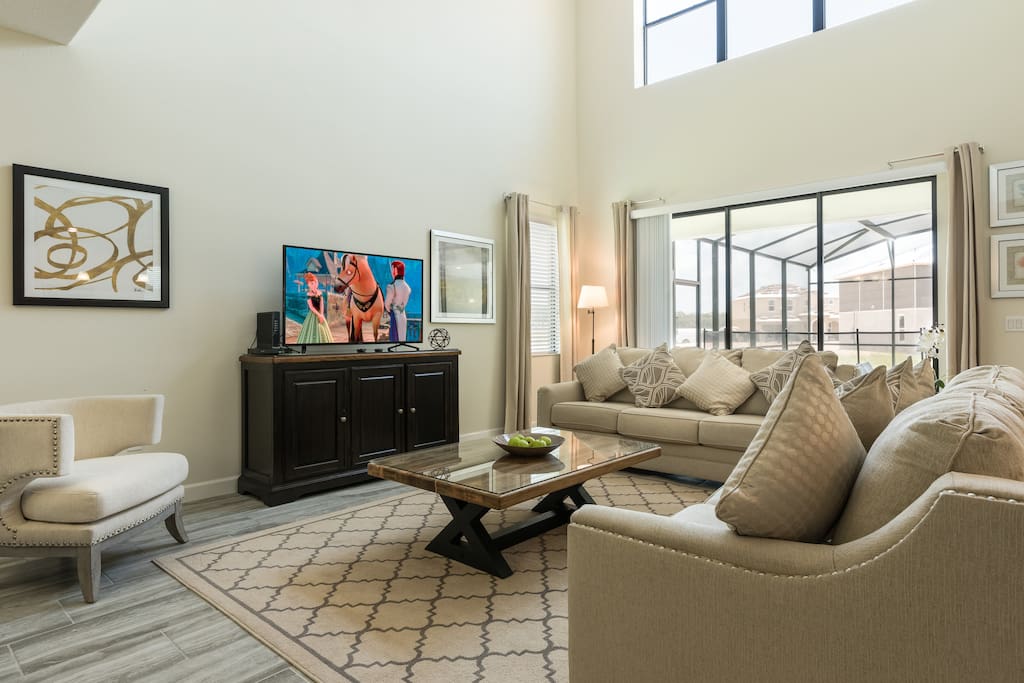 Huge open living area with 60" Cable TV, Netflix, Bluray
