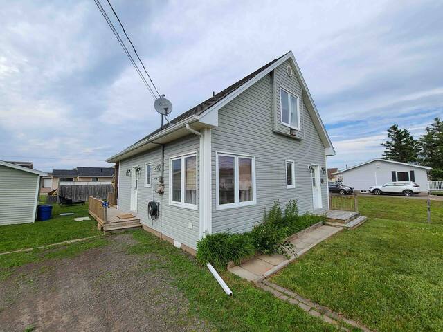 3 bedroom house with ocean view and hot tub gallery image 5