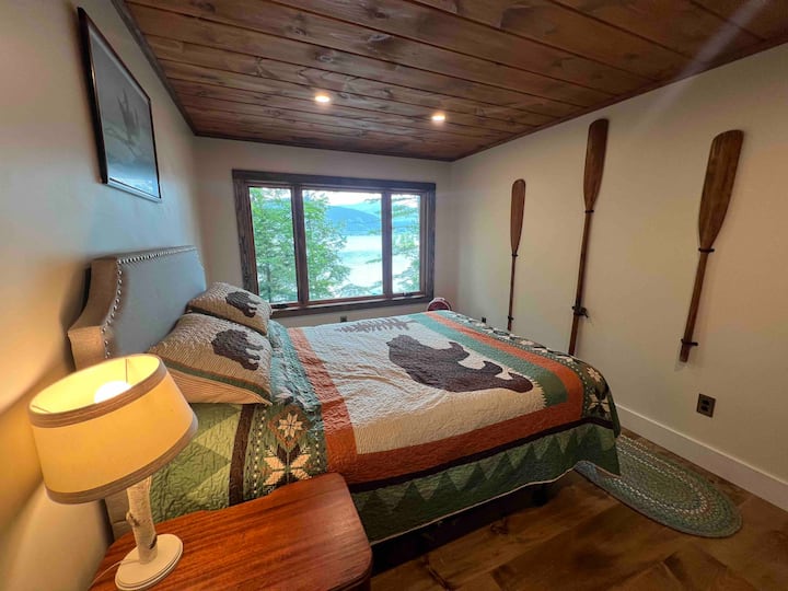 Spavaća soba za goste s bračnim krevetom i slikovitim pogledom s kreveta.